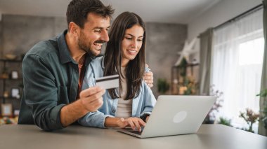 Yetişkin çiftler evlerinde kredi kartıyla internetten alıyorlar.