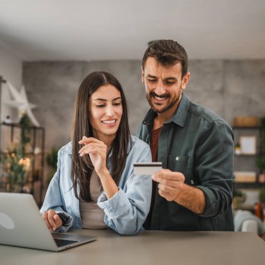 Yetişkin çiftler evlerinde kredi kartıyla internetten alıyorlar.