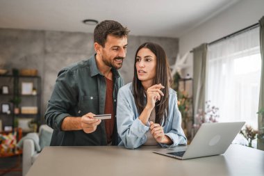 Yetişkin çiftler evlerinde kredi kartıyla internetten alıyorlar.