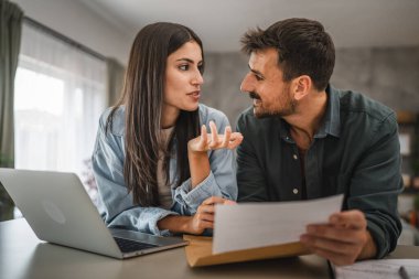 Sevgili çift zarfı açar ve birlikte mektup okur.