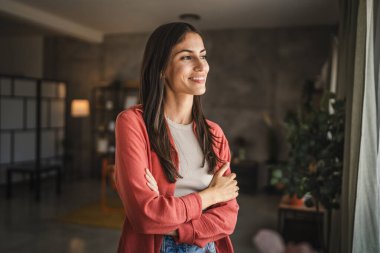 Güzel yetişkin kadın portresi, ayağa kalk ve gülümse.