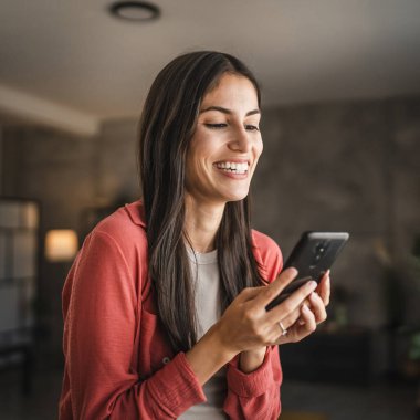 Yetişkin bir genç kadının portresi. Bekleyin ve cep telefonu kullanın.