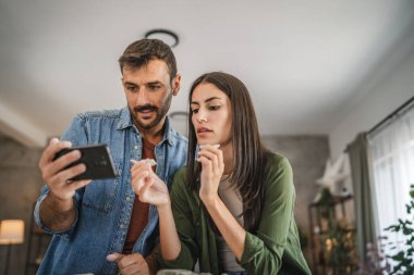 Çift cep telefonundan kil heykel ve çömlek yapmayı öğreniyor.