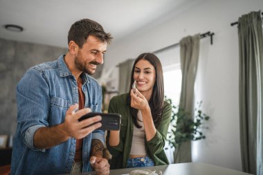 Çift cep telefonundan kil heykel ve çömlek yapmayı öğreniyor.