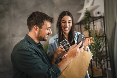 Çiftler video aracılığıyla herkese bir bebek beklediklerini bildirir.