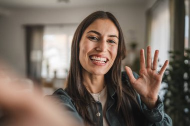Yetişkin bir kadının kendi portresi, ayağa kalk ve gülümse.