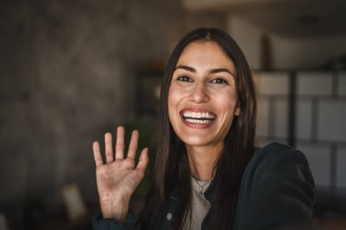 Yetişkin bir kadının kendi portresi, ayağa kalk ve gülümse.