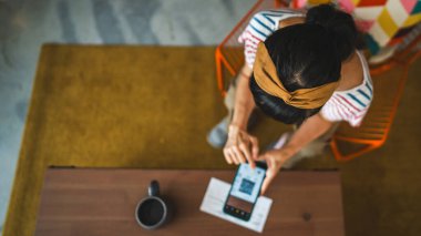 Olgun Japon kadınlarının ödemeleri ulaşılmaz, evdeki cep telefonu faturalarını tarayın.