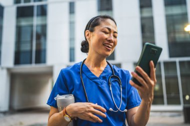 Olgun Japon doktorların cep telefonlarında kendi portreleri ya da video kayıtları vardır.