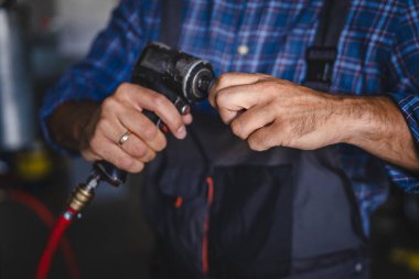 Tamirhaneyi kapatın. Tamirat için el ele tutuşun.