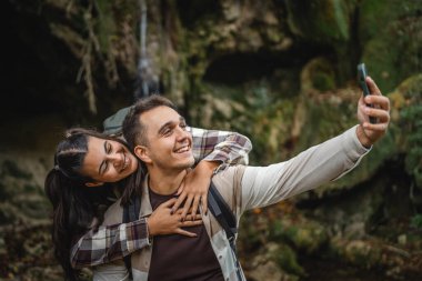 Şelalenin önünde kucaklaşan çift fotoğrafımızı ya da videomuzu çeker.