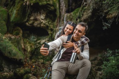 Şelalenin önünde kucaklaşan çift fotoğrafımızı ya da videomuzu çeker.