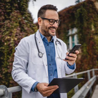 Doktor, panoyu tut ve terasta cep telefonu standını kullan.