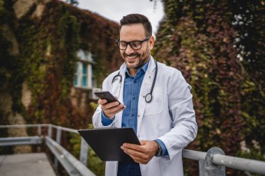 Doktor, panoyu tut ve terasta cep telefonu standını kullan.