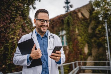 Doktor, panoyu tut ve terasta cep telefonu standını kullan.