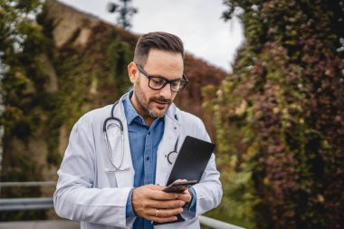 Doktor, panoyu tut ve terasta cep telefonu standını kullan.