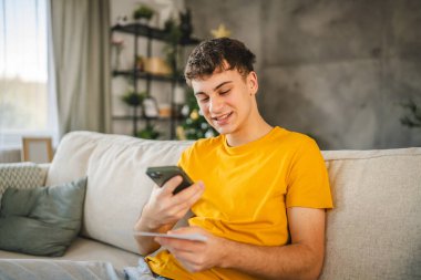 Yetişkin bir gencin evdeki cep telefonundan ulaşılamaz ödemesi var.