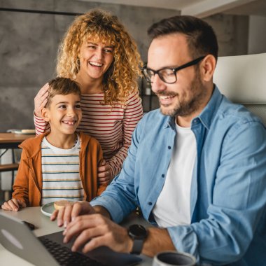 Anne ve oğul, baba evden çalışırken ona kahvaltı getiriyor.