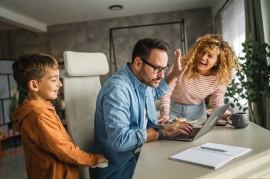 Baba, ailesi dikkatini dağıtırken evden çalışmaya çalışıyor.