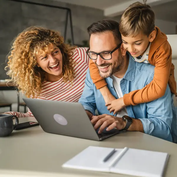 Baba evde çalışıyor. Karısı ve oğlu var.