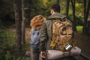 Yürüyüşçü çiftin arka görüntüsü Ormanda karıyla kocanın damgası.