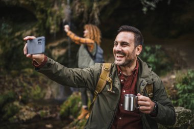 Koca yürüyüşçüsü mağaranın önünde oturur, fincandan çay içer ya da arka planda kendi portresini çektirirdi.