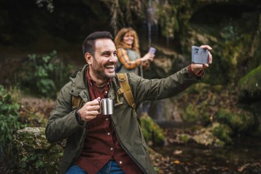 Koca yürüyüşçüsü mağaranın önünde oturur, fincandan çay içer ya da arka planda kendi portresini çektirirdi.