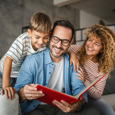 Anne, baba ve oğul eğlenirken aile albümlerini fotoğraflarla birlikte arayın.