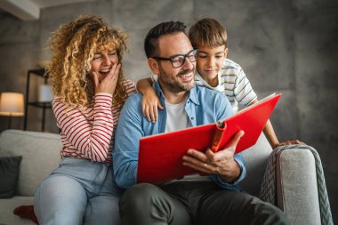 Anne, baba ve oğul eğlenirken aile albümlerini fotoğraflarla birlikte arayın.