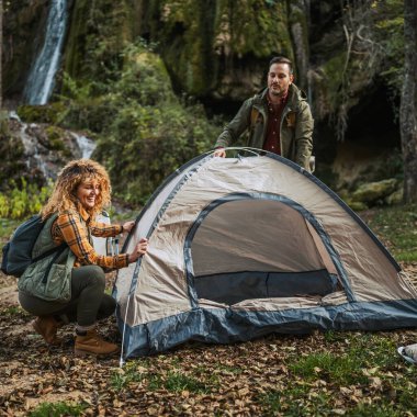 Karı koca, şelale ve mağaranın önünde manzaralı bir orman bölgesinde küçük bir çadır kurmuşlar. İkisi de heyecanlı ve kamp macerasına hazırlanıyorlar.