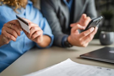 İki meslektaşı kredi kartıyla cep telefonundan satın almış.