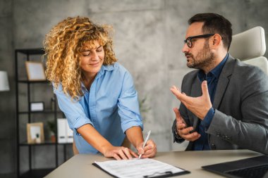 Erkek meslektaşı, kadın meslektaşını kontrat imzalamaya ikna etti.