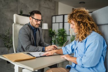 Erkek meslektaşı, kadın meslektaşını kontrat imzalamaya ikna etti.