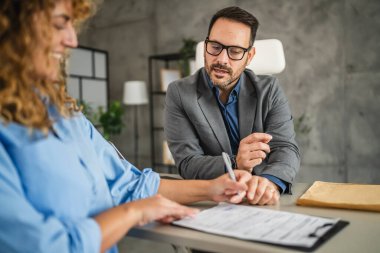 Erkek meslektaşı, kadın meslektaşını kontrat imzalamaya ikna etti.