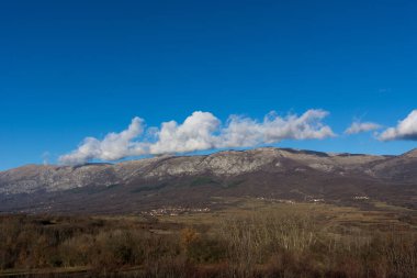 Suva Planina 'nın göz kamaştırıcı manzarası, güneşli bir günde tüm dağı ve çevresindeki sonbahar ormanını kapsıyor. Buranın canlı renkleri ve doğal güzelliği bu fotoğrafta mükemmel bir şekilde görünüyor.