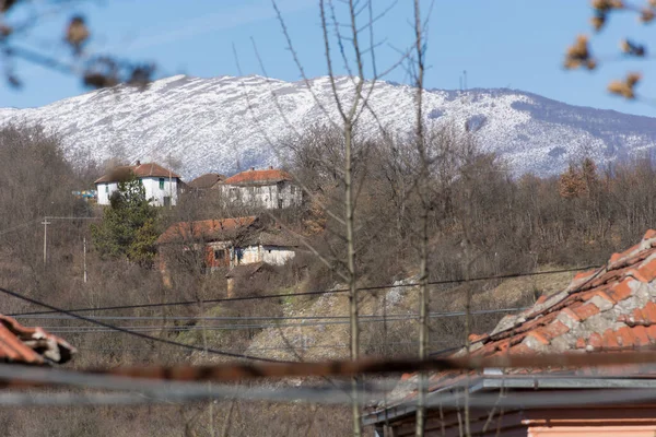 세르비아 Malo Bonjince 2023 의집들 시골에서 이내리쬐는 아침에 뒤쪽에 눈덮인 — 스톡 사진