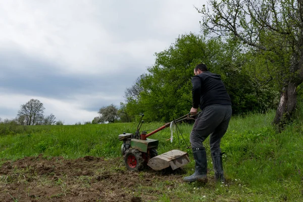 一个人在田里经营着一个耕田机 耕作耕地 准备春天播种 农业概念 — 图库照片