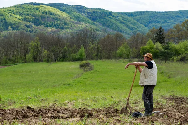 Farmer Standing Leaning His Shovel Looking Field Has Plowed Prepared — Stock Photo, Image