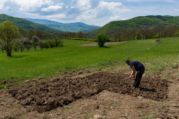 Man Breaking Soil Hoe Make Loose Planting Vegetables Sunny Spring — Stock Photo, Image