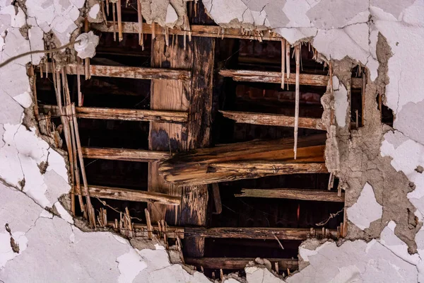 Tavanda Eski Kömürleşmiş Kirişleri Ortaya Çıkaran Büyük Bir Delik Zamanın — Stok fotoğraf