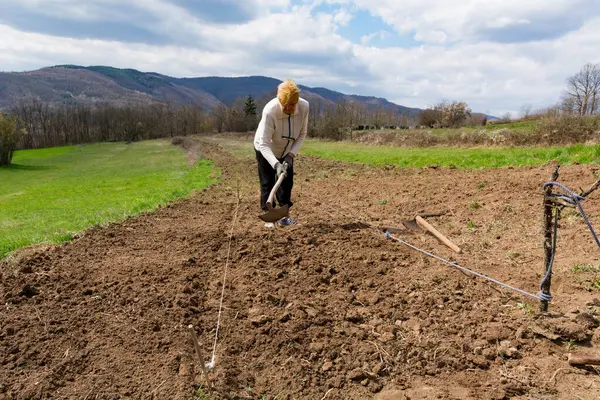 Female Farmer Tills Prepares Soil Vegetable Planting Digging Two Ropes — Stock Photo, Image