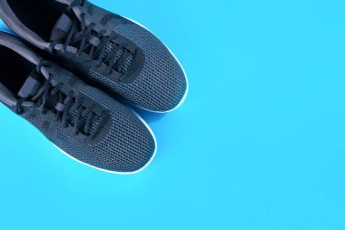 Yeni koşu ayakkabısı bir stüdyoda klasik mavi arka planda izole edildi. Spor ve eğlence konsepti