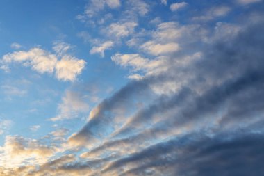Beyaz bulutlu mavi gökyüzü. Yaz cenneti renkli berraktır