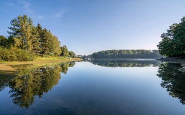 Bever Gölü 'nün sonbaharın erken saatlerinde Huckeswagen yakınlarında çekilmiş panoramik görüntüsü, Bergisches Land, Almanya