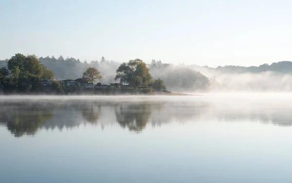 德国Bergisches Land 一个雾蒙蒙的早晨 比弗湖靠近Huckeswagen的全景图像 — 图库照片