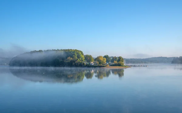 德国Bergisches Land 一个雾蒙蒙的早晨 比弗湖靠近Huckeswagen的全景图像 — 图库照片