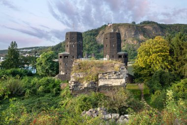 Remagen Köprüsü 'nün yıkımının panoramik görüntüsü, Almanya' da ikinci dünya savaşı anıtı.