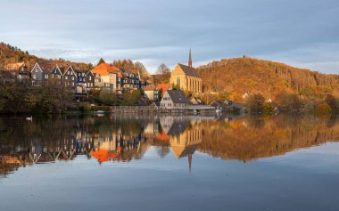 Beyenburg Gölü 'nün panoramik görüntüsü su yansıması ve sonbahar renkleri, Wuppertal, Bergisches Toprakları, Almanya