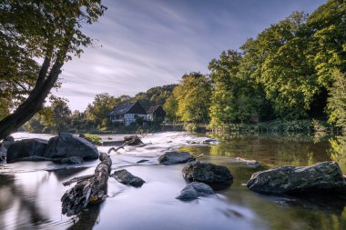 Wipperkotten 'ın sonbaharda Wupper nehrine yakın panoramik görüntüsü, Solingen, Almanya