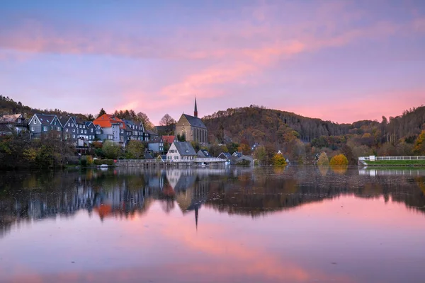 Beyenburg Gölü 'nün panoramik görüntüsü su yansıması ve sonbahar renkleri, Wuppertal, Bergisches Toprakları, Almanya